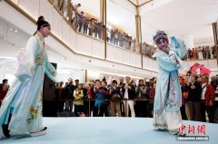 上海白玉兰戏剧表演艺术奖戏剧嘉年华快闪演出亮相新天地东台里